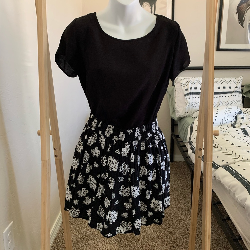 🚫SOLD Black and white floral NWOT skirt